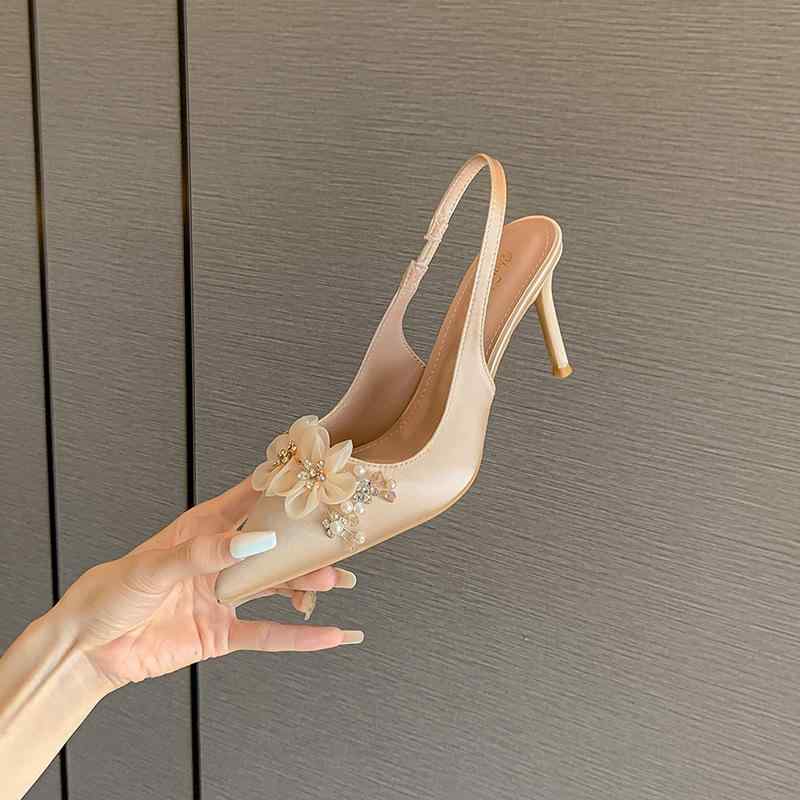 パンプス 女性用 香?色 細ヒール 尖頭 包頭 後空 法式 サンダル 珍珠 花飾り ウェッジシューズ シルク サテン 素材 軽量 伸縮性 吸湿速乾 夏 春夏 通勤 普段使い デート フォーマル ウェディング アクセサリー ゴールド ピンク系 アイボリー