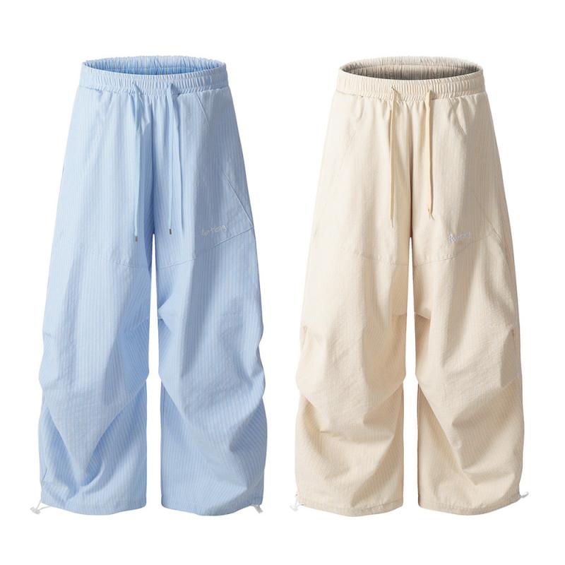 メンズ ロングパンツ 縦ストライプ プリーツ ワイドレッグ ストレート ミッドライズ ドローストリング ウエスト 軽量 ポリエステル 混紡 コットン 素材 杏色 ブルー カラー ストリート スタイル 青年 向け ゆったり フィット 直筒 ヘム コットン