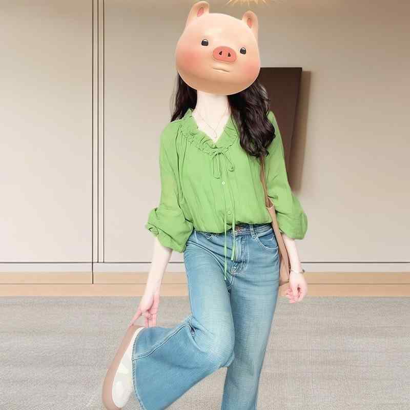 シャツ 女性用 学生向け 緑 Vネック 蝶結び リボン 紐 甘め デザイン プリーツ 長袖 薄手 ゆったり 中長丈 フレア フリル セットインスリーブ コットン ポリエステル 混合 軽量 通気性 吸湿速乾 春夏 キャンパススタイル かわいい 爽やか 日常