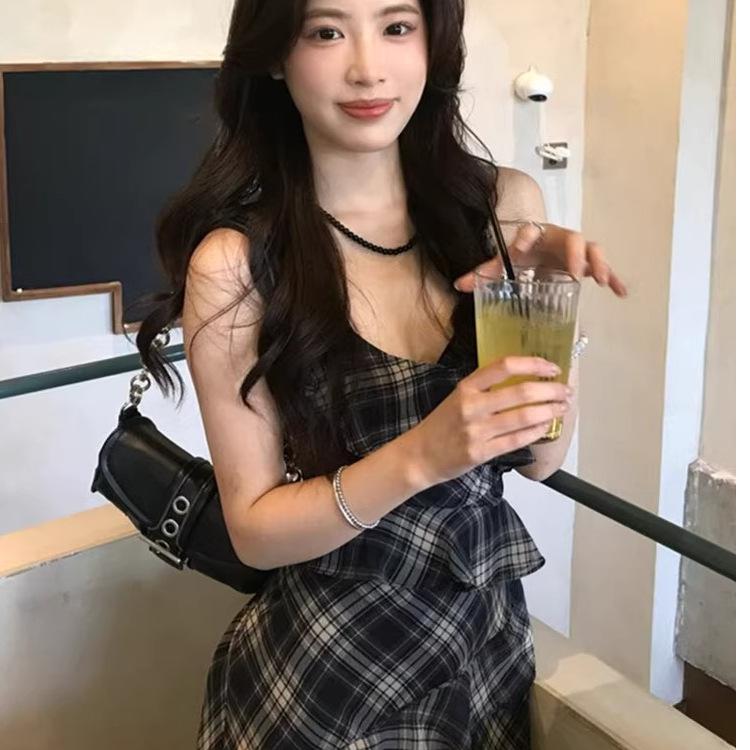 ワンピース 女性用 夏 春夏 フレンチスタイル ビーチリゾート 無規則フリル 袖なし Vネック 格子柄 ストラップドレス 収腰 中長丈 高腰 立体裁剪 接触冷感 TR素材 ダークネイビー かわいい 甘め 清新 芸術的 レトロ セットイン 隠しジッパー 軽