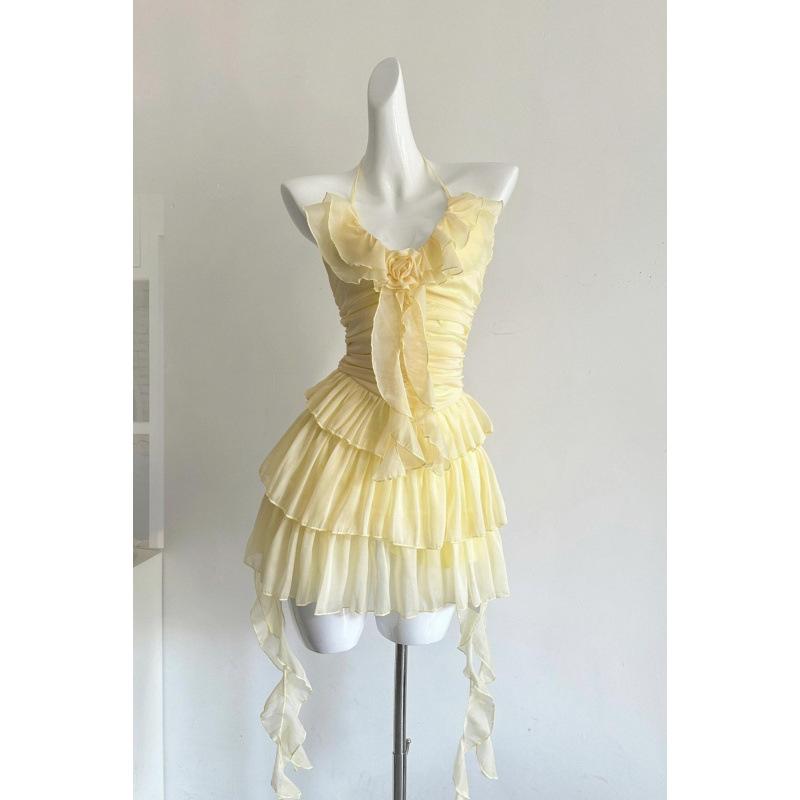 ワンピース レディース 夏 春夏 ピンク系 イエロー 無袖 Vネック 短丈 仙女スカート フレア フリル 荷葉辺 立体花 立体花柄 切り替えデザイン 吊り下げベルト ハイウエスト ラッフル プリーツ 軽量 ポリエステル 吸湿速乾 通勤 デート かわいい