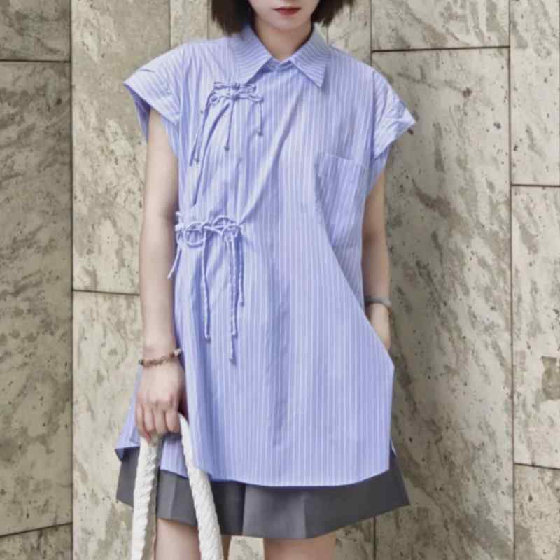 {"result": "無袖シャツ 女性用 夏 通勤 シンプル ゆったり ストライプ 新中式 盤ボタン 切り替え ポロカラー ネックライン 系紐 デザイン 接触冷感 素材 ブルー ブラック 日韓スタイル カジュアル トップス 上衣 無袖ブラウス 基本款 6,614円