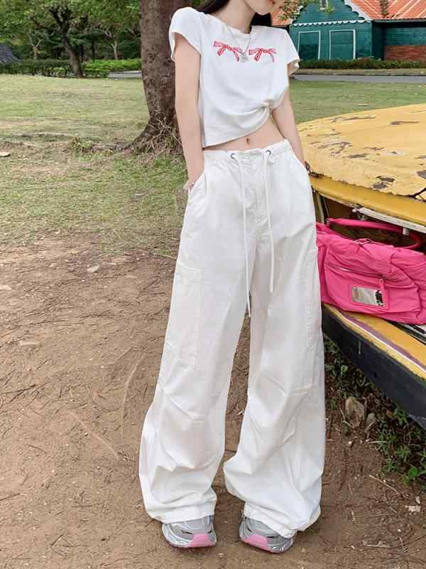 レディース 工装パンツ 女性用 夏季 薄手 ワイドレッグ 高腰 綿素材 白色 ロング丈 ゆったり スリム効果 デザイン性 ファッション カジュアル 通勤 日常使い ポケット 洗い加工 気質スタイル 軽量 吸湿速乾 百搭 運動風 膝下丈 ストレートシルエッ