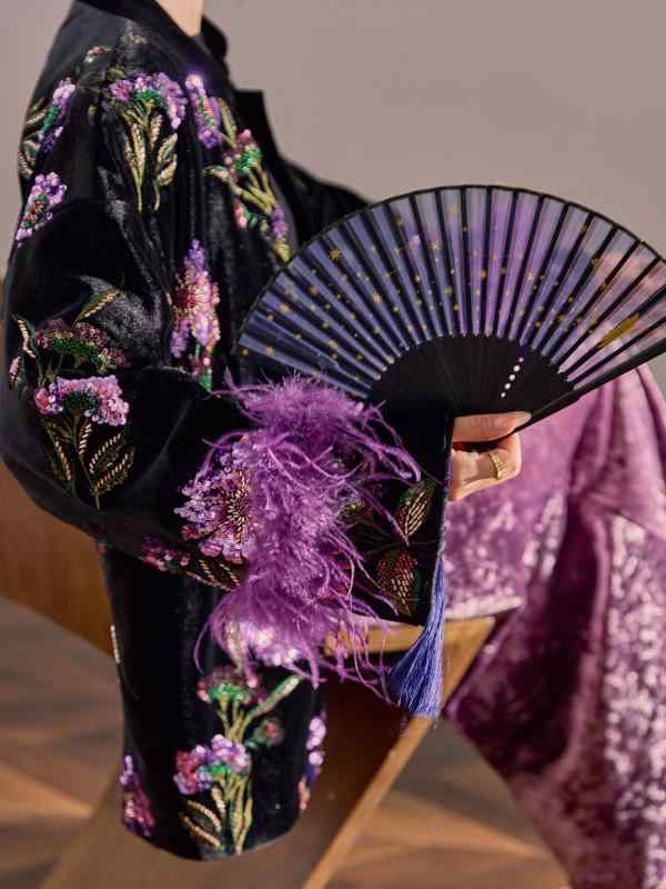 コート 女性用 チャイナドレス風 刺繍 ビーズ 装飾 ポリエステル 素材 ゆったり シルエット Vネック ロングスリーブ 植物 花柄 プリント ミドルゲージ ミドル丈 黒 カラーバリエーション 秋冬 コーディネート トップス 組み合わせ 単品 セットアッ