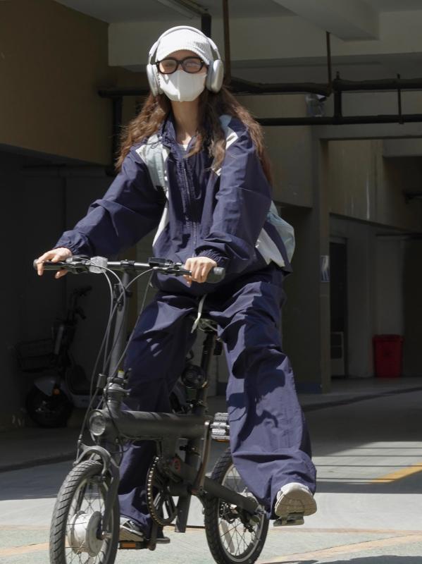 レディース ワイドレッグ 工装パンツ 春夏 軽量 吸湿速乾 ナイロン素材 切り替えデザイン 微弾性 調整可能ウエスト 長丈 ブルー ネイビー 日韓カジュアル ストリートスタイル 普段使い 動きやすい 透気性