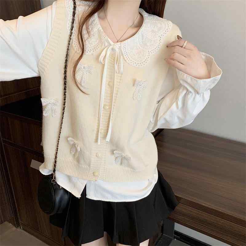 ニット ベスト レディース 春夏 赤 杏色 ブルー ピンク かわいい 蝶ネクタイ デザイン 切り替え 開き ボタン 丸首 粘着繊維 混紡 ゆったり シルエット 清新 甘め プリンセス スタイル レイヤード トップス 普段使い 軽量 伸縮性 吸湿速乾 機能