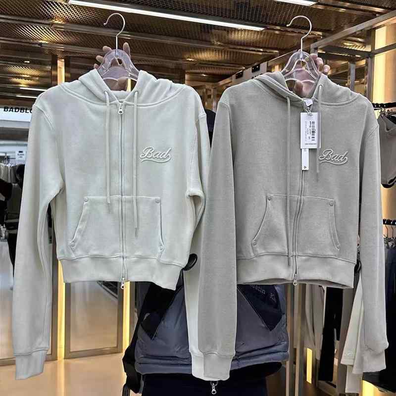 レディース コットン スウェット トップス 連帽 ジップアップ 短丈 長袖 修身シルエット 通勤風 刺繍 文字柄 クリーム キャメル グレー ブラック レッド かわいい 気質 普段使い 軽量 伸縮性 春夏