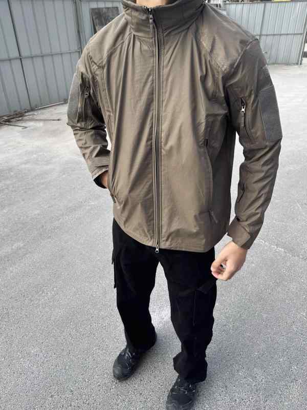 メンズ ジャケット 連帽 防水 衝撃衣 硬質 合体型 立領 長袖 ポリエステル 混紡 軽量 耐久性 春夏 秋冬 屋外 活動 日常 使い 黒 緑 カーキ 系統 サイドポケット 直裾 多機能 ミリタリー スタイル タクティカル ビッグ シルエット 壮健 印象|フォークBR