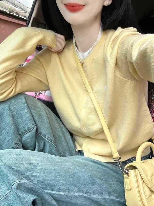 カーディガン 女性用 春夏 長袖 インナー レイヤード デザイン 柔らか ニット トップス コート 服 黄色 丸首 普通丈 50cmから65cm 日韓 カジュアル スタイル 開き 単排 ボタン 他の流行 要素 他の素材 単品 組み合わせ 通常 シルエット