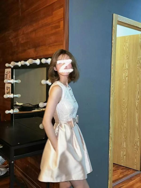 ワンピース レディース 春夏 無袖 背広 膝丈 フレアスカート 蝶結び 切り替え 立体装飾 接触冷感 ポリエステル 藕色 かわいい 修身 私服 名媛風 基本款 丸首 中腰 単品 セットアップ 軽量 伸縮性 吸湿速乾 通勤用 普段使い カジュアルスタイル