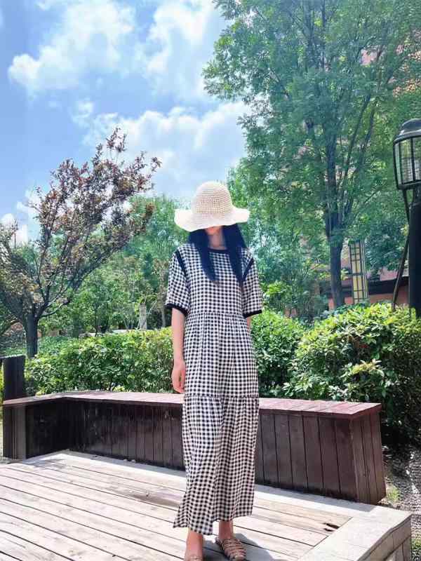 ワンピース 女性用 夏 コットンシルク 接触冷感 短袖 中長丈 フレアシルエット ラウンドネック ゆったり腰回り 背面ストラップ 格子柄 黒白花 白地羽毛 切り替えデザイン 粘着繊維 90% 軽量 通気性 吸湿速乾 ゆったりシルエット 体型カバー 日常カ