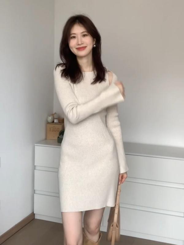 秋冬 ワンピース レディース ミセス向け 修身 スリムフィット 肩出し 包臀 中丈 スカート ロングスリーブ ラッパー袖 ハイウエスト ウール混紡 ポリエステル ウサギ毛 接触冷感 米白色 純色 シンプル 日韓カジュアル 軽量 伸縮性 秋冬向け 暖かみ