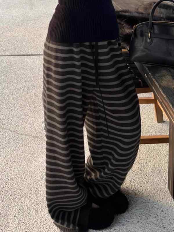 レディース 冬 クロップドパンツ 黒白 ストライプ ゆったり ワイドレッグ ハイウエスト 直筒 ロング丈 垂れ感 ポリエステル 中厚 微弾力 日韓カジュアル 切り替え デザイン ラフスタイル 通勤 普段使い 柔らかい 素材 快適 履き心地 ブラック系 モ