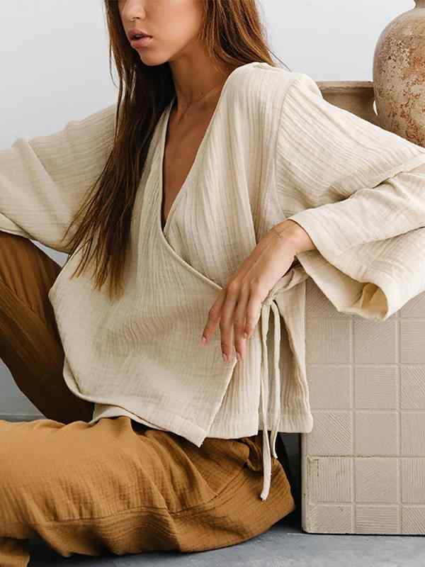 Tシャツ 女性用 春夏 慵?風 ゆったりシルエット 綿素材 長袖 バインドストラップ Vネック 切り替えデザイン 短丈 無撫理加工 純色 杏色 白色 快適カジュアル ストリートスタイル