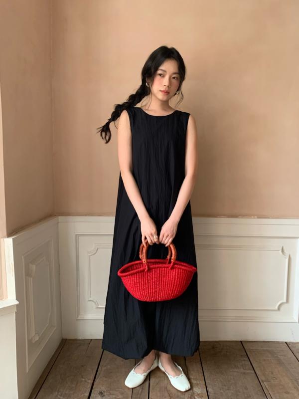 ワンピース 女性用 2025夏 韓国系 甘め ルーズフィット 紐付き 背中開き ノースリーブ ラウンドネック コットン ピュアカラー 切り替え加工 Aライン ロング丈 ルーズウエスト スリム効果 復古風 甘め 清新 黒 白 青|フォークBR