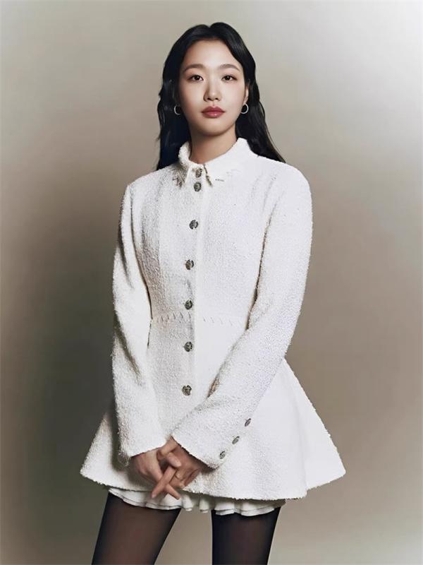 \u0026quot;24秋冬 初恋 減齡 娃娃領 白いこと 粗花・希 小香風 ?衣裙 厚地の外套 气??雅 ?色 直筒型 中?款 ?袖 翻? ?扣 ・靭接 成年者 女[TEXT]```**Original Chinese Product Name:** 24秋冬李沁明星同款初恋・晦?娃娃?