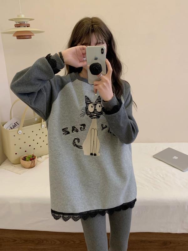トレーナー レディース 長袖 クルーネック 猫 刺繍 ラグランスリーブ フリル プルオーバー トップス カジュアル リラックス きれいめ ベーシック 定番 シンプル スタンダード