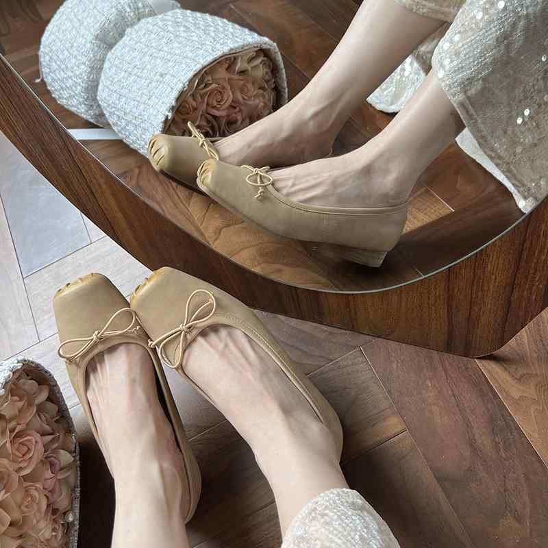 バレエシューズ パンプス 革 メリージェーン スクエアトゥ チャンキーヒール 安定感のある太ヒール 歩きやすい 羊革 シープスキン 柔らかい履き心地 通勤 オフィス 仕事用 フォーマル 上品 クラシック リボンモチーフ クッションインソール搭載 レディ