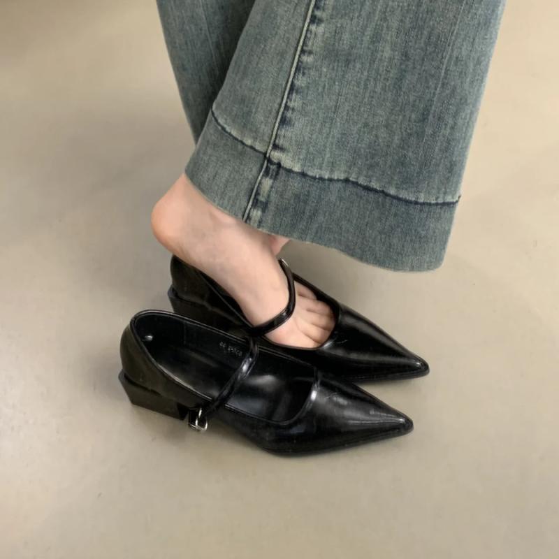 パンプス 革 羊革 ポインテッドトゥ 女性 ストラップ メリージェーン 走れる 歩きやすい 通勤 通学 結婚式 フォーマル オフィス ぺたんこ ローヒール クッション 屈曲性 馴染みやすい 脱げにくい 美脚 仕事用 安定感 履き心地 柔らかい 冠婚葬祭
