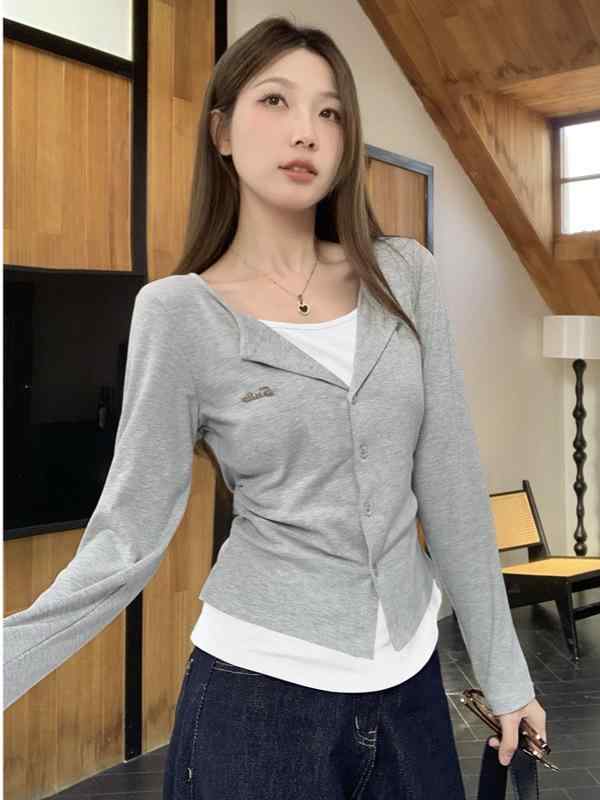 レディース ニットTシャツ 長袖 重ね着風 フェイクレイヤード 着痩せ 肩ライン重視 クルーネック プルオーバー カジュアルコーデ お出かけ 春先 デイリー 大人女子 上品な質感 体型カバー 華奢見え 快適着心地 こなれ感 スッキリ 大きいサイズ
