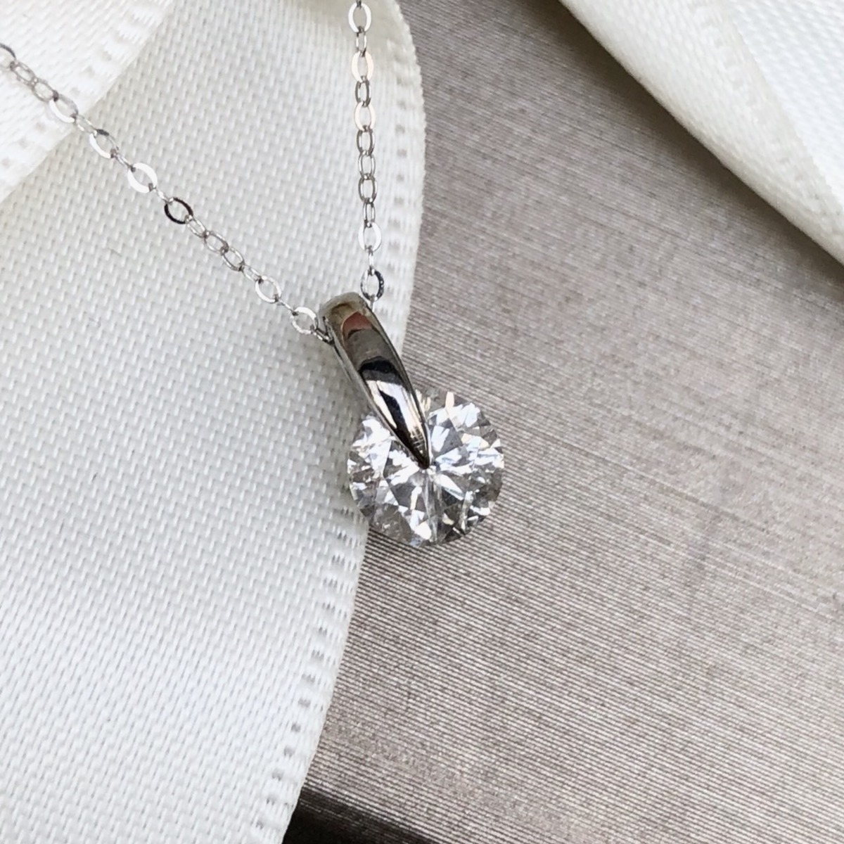 格安販売 ネックレス ダイヤモンド ペンダント 一粒 Jカラー 0 7ct ダイヤモンド 18金 K18wg ホワイトゴールド 鑑定 1点留め 鑑定書付 天然 ペンダント 0 726ct 4月誕生石 コンビニ受取対応商品 Four Seasons Jewellery 格安販売 ネックレス ダイヤモンド ペンダント 一粒 Jカラー 0 7ct ダイヤモンド 18金 K18wg ホワイトゴールド 鑑定 1点留め 鑑定書付 天然 ペンダント 0 726ct 4月誕生石 コンビニ受取対応商品 Four Seasons Jewellery