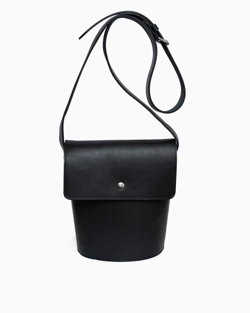 べオーマレザーカンパニー【BEORMA LEATHER COMPANY】 型番：L0046 THE MOLLY（ブラック）ザ・モリー　ホースフィードバッグ　鞄　タスカニーレザー　ベジタブルタンニングレザー　牛革　男女兼用