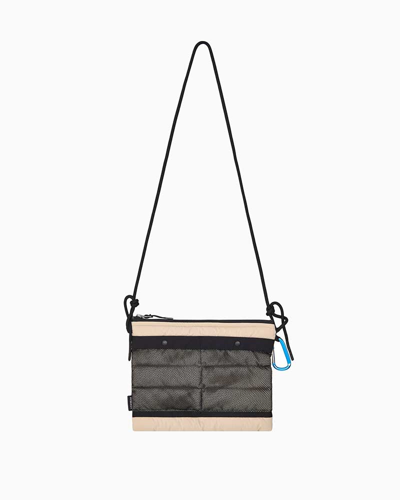 ピレネックス【PYRENEX】- Accessories - SPINELLE (ライトトープ) スピネル　メンズ　レディース　ユニセックス　ショルダーバッグ　サコッシュ　ダウンフィリング　リサイクルナイロン｜フレームショップ