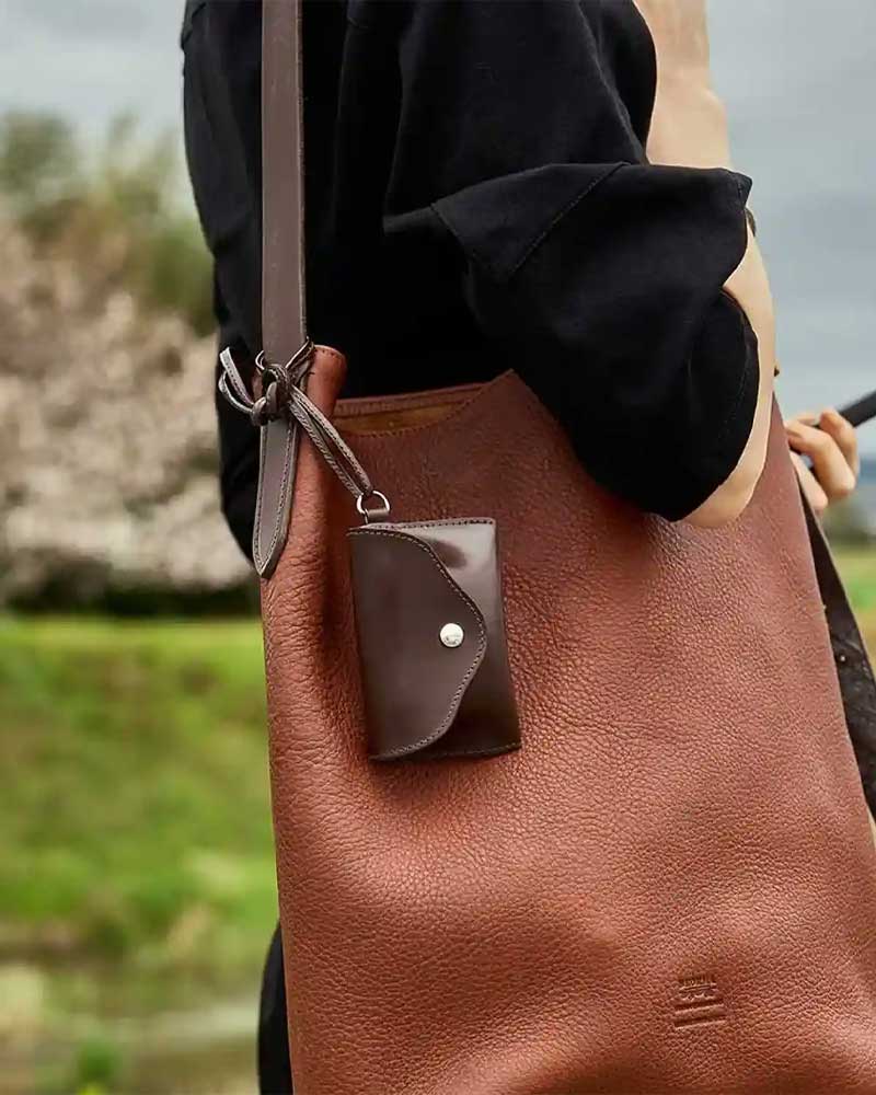 べオーマレザーカンパニー【BEORMA LEATHER COMPANY】型番:S0266 AirPods CASE(ダークブラウン) AirPods用ケース AccessoryCase 小物入れ ブライドルレザー 牛革 男女兼用|フレームショップ