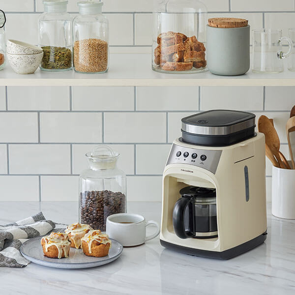 フラットカッター式ミル 採用 簡単操作で挽きたての香り高いコーヒーが自宅でも ミル内蔵全自動コーヒーメーカー B5サイズに収まるコンパクト設計 ギフトラッピング対応可 8 25限定 送別会 退職祝い 女性 土日祝も発送対応中 グラインドアンドドリップ フラットカッター式ミル 採用 簡単操作で挽きたての香り高いコーヒーが自宅でも ミル内蔵全自動コーヒーメーカー B5サイズに収まるコンパクト設計 ギフトラッピング対応可 8 25限定 送別会 退職祝い 女性 土日祝も発送対応中 グラインドアンドドリップ