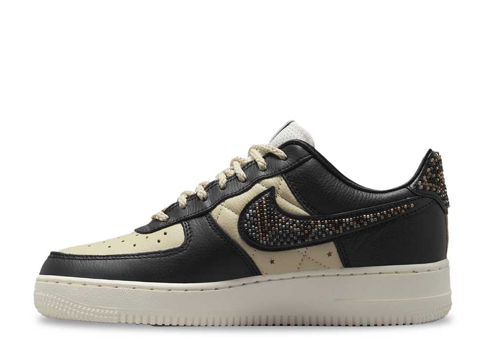 【今だけ500円銀行割引引き換え証あり!!】Nike 割り増し金グッズ × ナイキ ウィメンズ 空軍1 置き目 ザ ソフィア ナイキ DV2957-001 ウィメンズ レディース スニーカー 駈けっくらシューズ 21SN-DV2957-001