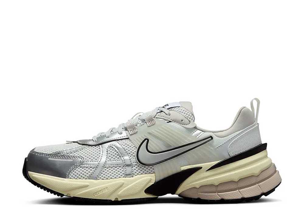 【今だけ500円割引クーポンあり!!】Nike ナイキ V2K ラン サミットホワイト/ピュアプラチナム/ライトアイアンオール/メタリックシルバー ナイキ ナイキ V2K ラン サミットホワイト/ピュアプラチナム/ライトアイアンオール/メタリックシルバー HJ4497-100 メンズ スニーカー|セレクトショップFrenz