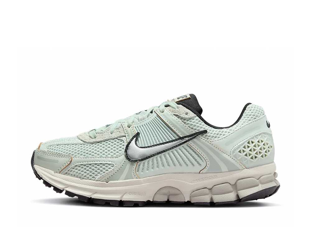 【百貨店大売り出し】1000円クーポン券振り出し！Nike ナイキ ウィメンズ ズームボメロ5 ともし火しろがね色 ナイキ FN6742-001 ウィメンズ レディース スニーカー 駈けっくらシューズ 21SN-FN6742-001