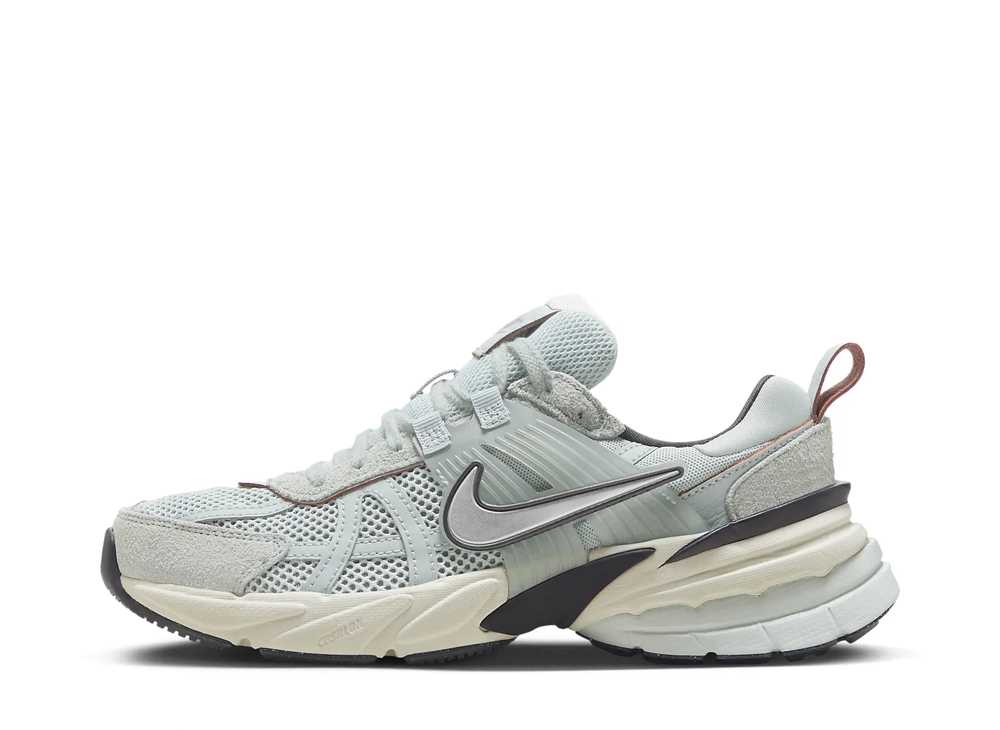 【今だけ500円銀行割引クーポン券あり!!】Nike ナイキ ウィメンズ V2K 幽客 ライトパミス/ライトオールウッドブラウン/黒いこと/Cr ナイキ FN6703-003 ウィメンズ レディース スニーカー 駈けっくらシューズ 21SN-FN6703-003