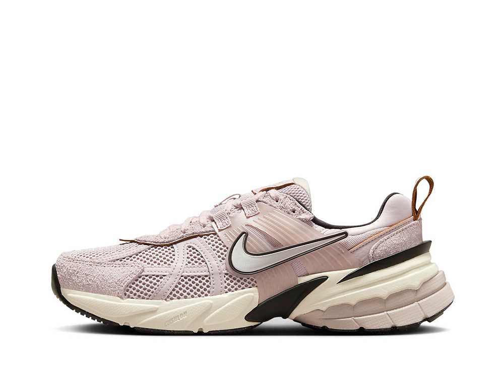 【今だけ500円割引クーポンあり!!】Nike ナイキ ウィメンズ V2K ラン プラチナムバイオレット/ライトボーン/ブラック/クロム ナイキ FN6703-001 ウィメンズ レディース スニーカー ランニングシューズ 21SN-FN6703-001