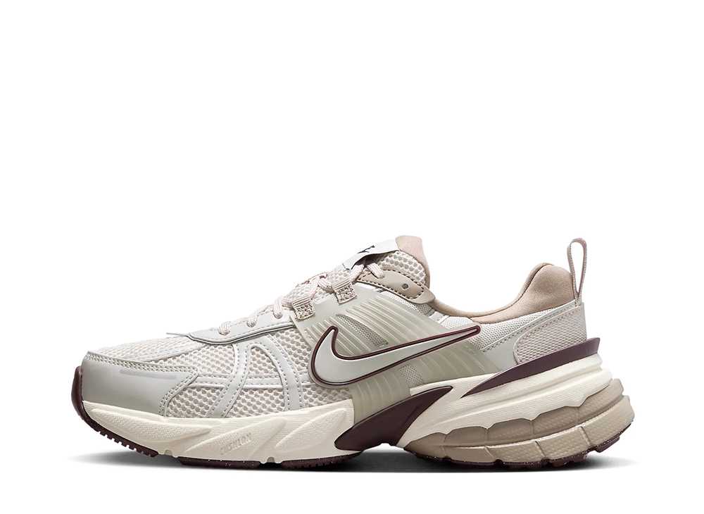 ＼1000円OFFクーポン発行／Nike ナイキ ウィメンズ V2K ラン ライトオールウッドブラウン/カーキ/アース/ライトボーン ナイキ FD0736-103 ウィメンズ レディース スニーカー ランニングシューズ 21SN-FD0736-103