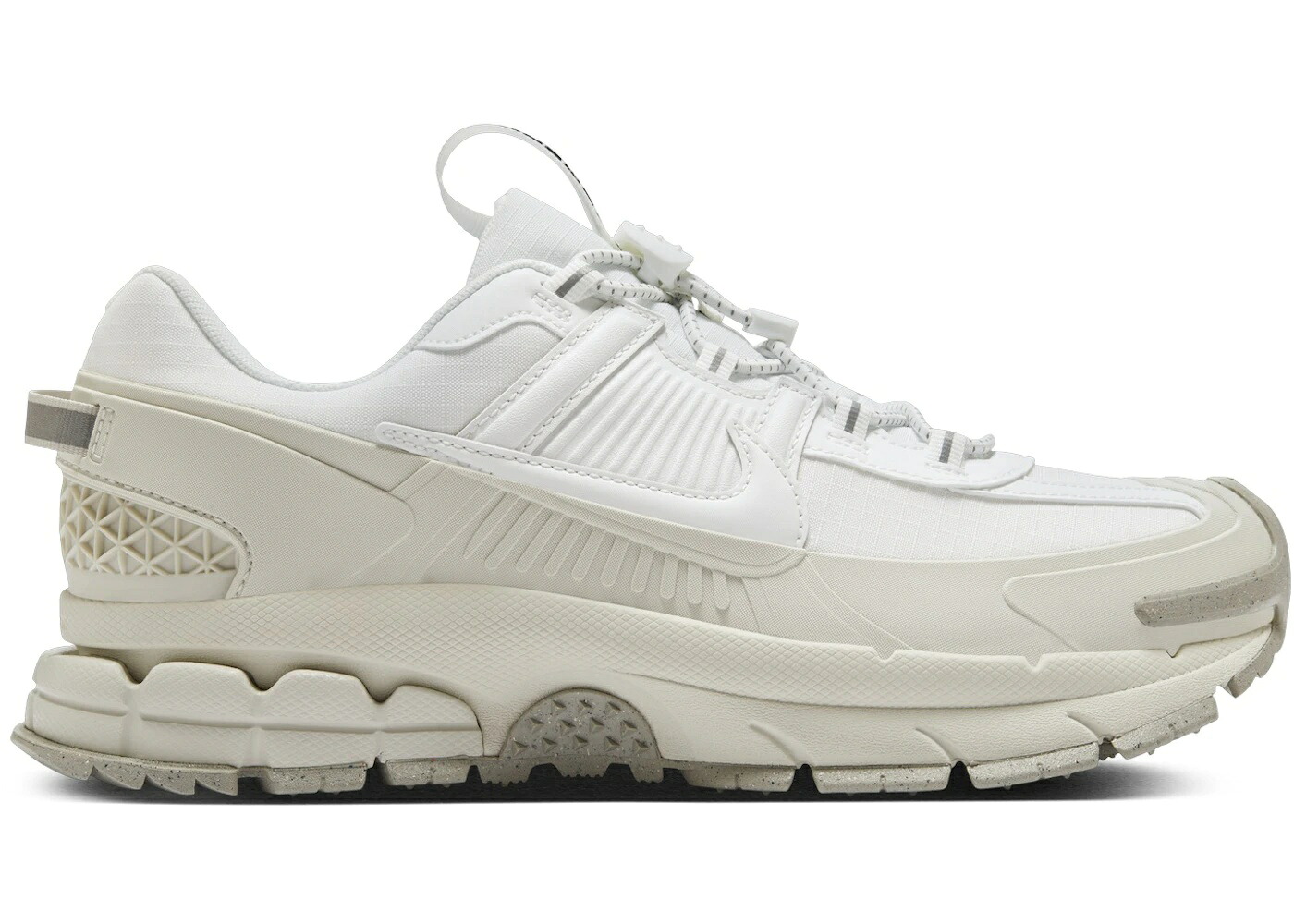 ＼1000円OFFクーポン発行／Nike Nike Zoom Vomero Roam Summit White Light Bone Light Iron Ore ナイキ HV5951-100 メンズ スニーカー ランニングシューズ 19SX-20241127103240-043