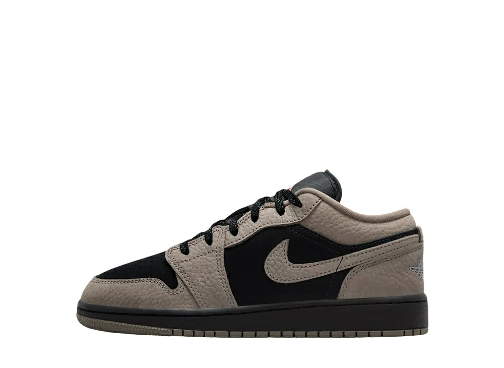 今だけ【1000円クーポン】発行中!!Nike ナイキ GS エアジョーダン1 ロー SE ブラック/ライトワイルドマンゴー/オリーブグレー (キッズ) ナイキ IB7111-005 大人も履ける キッズモデル レディース スニーカー キッズスニーカー ベビーシューズ 21SN-IB7111-005