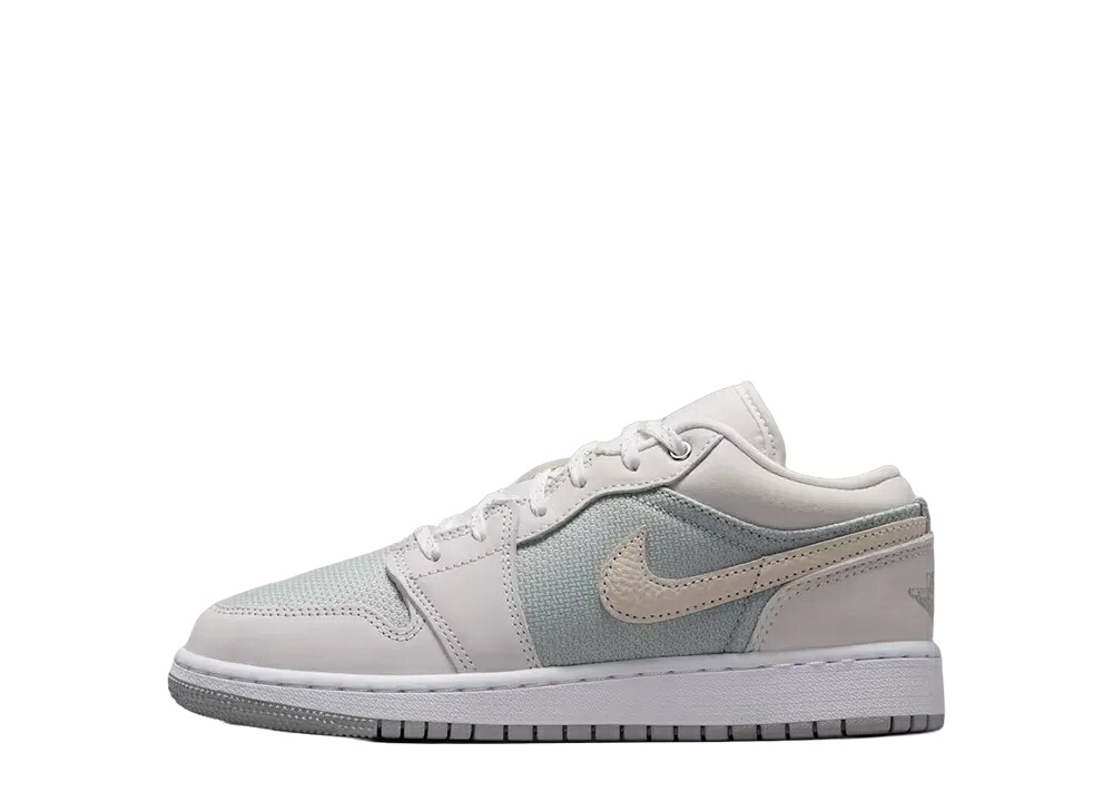 ＼1000円OFFクーポン発行／Nike ナイキ GS エアジョーダン1 ロー SE オフホワイト/ソフトパール (キッズ) ナイキ IO2060-100 大人も履ける キッズモデル ウィメンズ レディース スニーカー ランニングシューズ キッズスニーカー ベビーシューズ 21SN-IO2060-100｜セレクトショップFrenz 21,672円