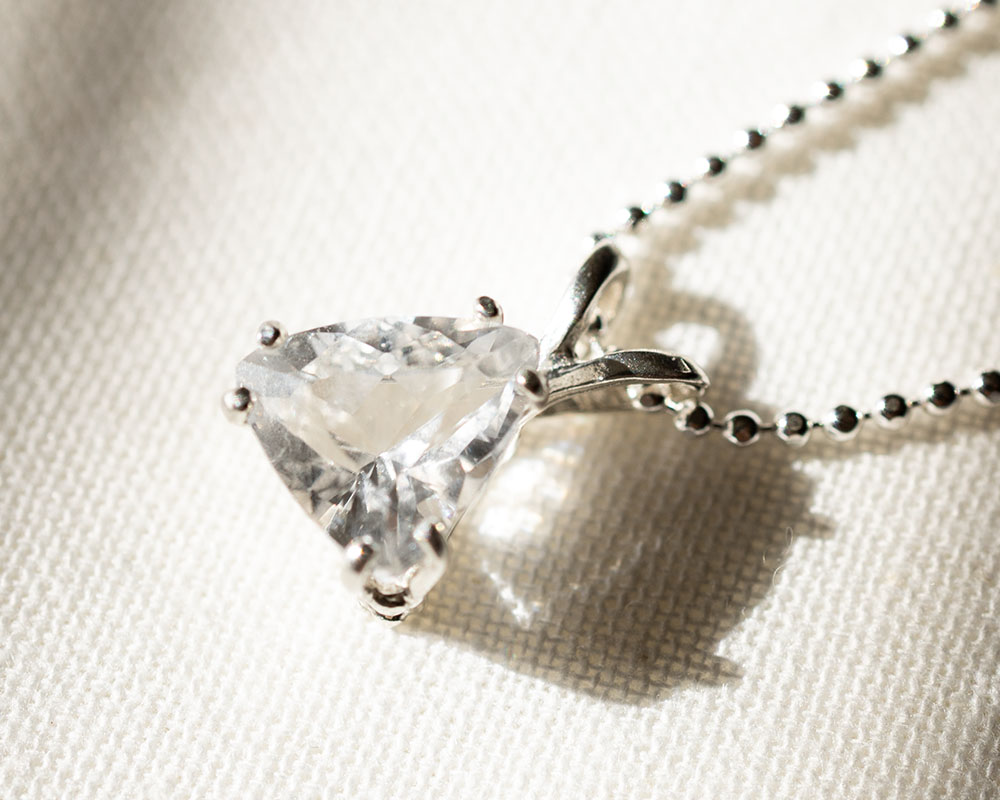 宝石鑑別書付き ロシア産 ロシアン フェナカイト 1.538ct トリリアント カット ペンダント ネックレス トップ 約8.3x7.6mm 希少石 フェナサイト AAA　グレード アイクリーン Very slight inclusiones Phenakite Silver925 一点物 送料無料 phenakite 0352F