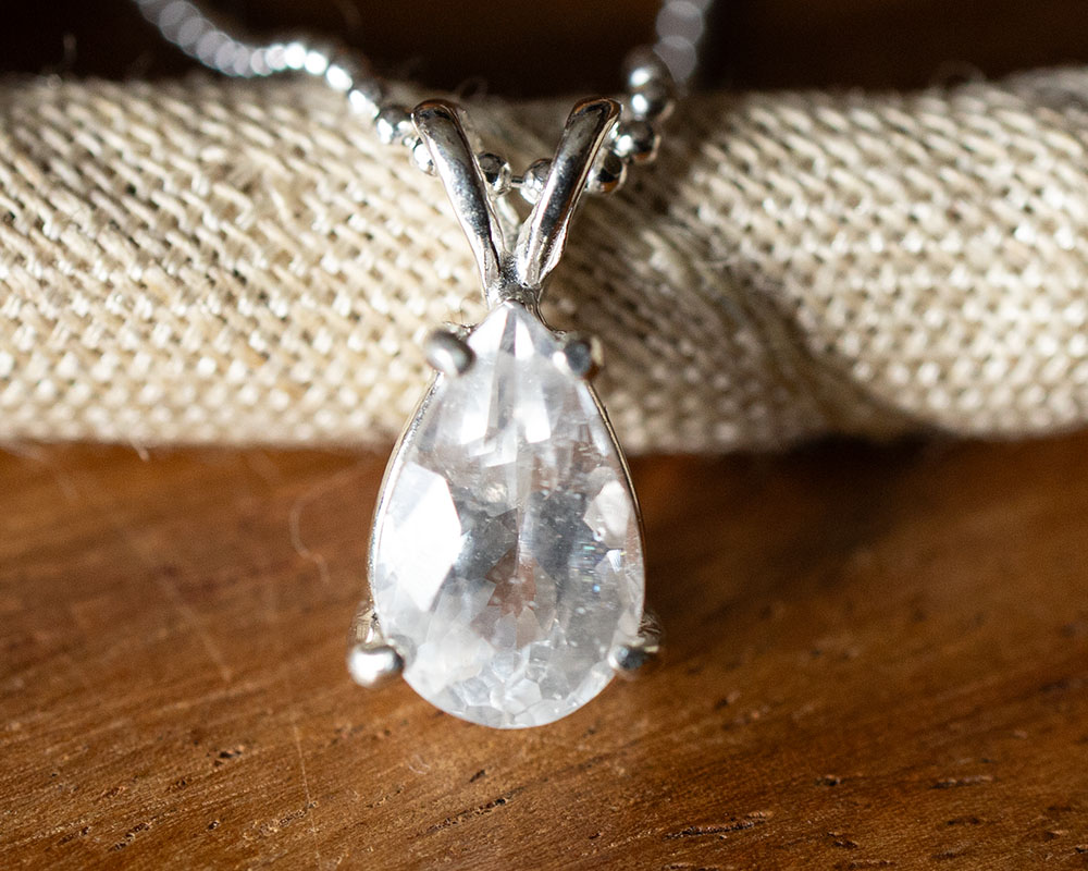 宝石鑑別書付き ロシア産 ロシアン フェナカイト 1.741ct ペアシェイプ カット ペンダント ネックレス トップ 約9.8x6.2mm 希少石 フェナサイト AA　グレード アイクリーン Very slight inclusiones Phenakite Silver925 一点物 送料無料