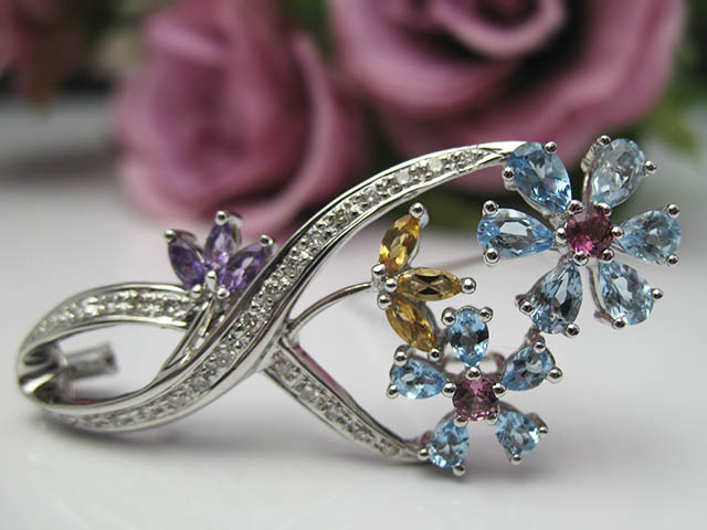 ブローチ 送料無料 Bijoux fromsea K18WGカラーストーンお花ブローチ ブルトパーズ ジュエリー トルマリン　シトリント オシャレ お花 花束 アメジスト ダイヤ １点限り 130,000円