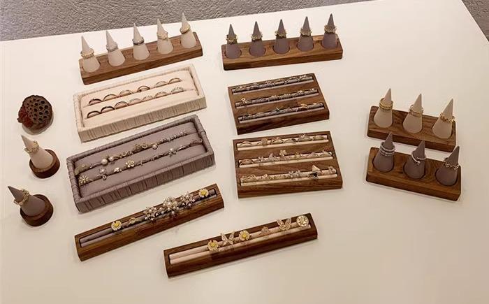 指輪 リング ディスプレイ スタンド ホルダー ピロー 展示 アクセサリー ブラック ウォールナット 無垢材 ジュエリー ラック 小道具 収納 おしゃれ 白 グレー 円錐形