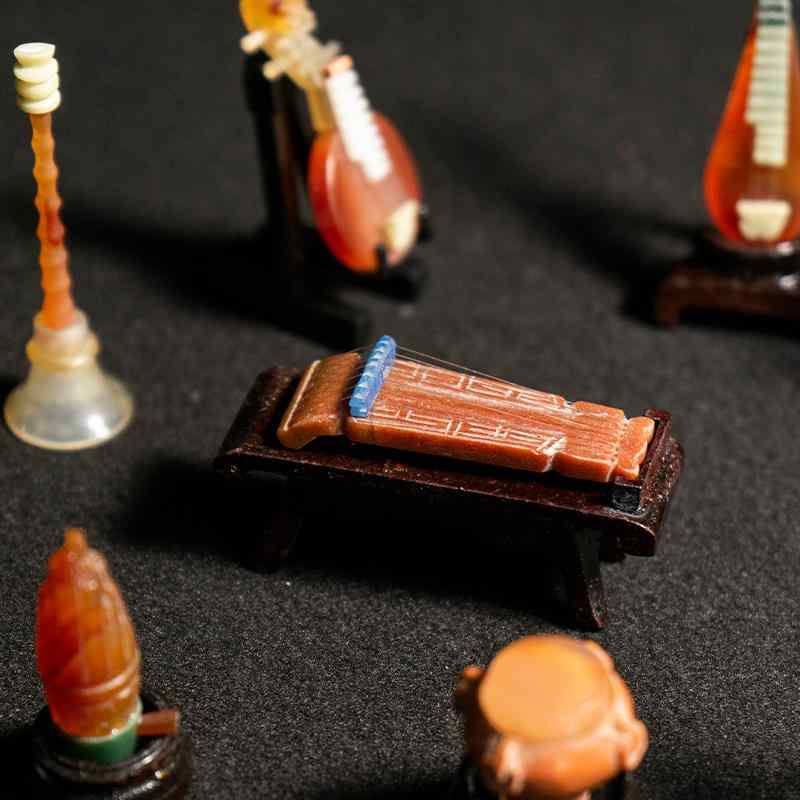 インストゥルメント 飾りつけ オブジェ 室内装飾 今めかしい リビング 臥し所 提琴 琴 琵琶 民族 ひな型 かざり付ける 生まれ落ちる日 差し上げ物 仕掛ける 細密画 寄せあわせ