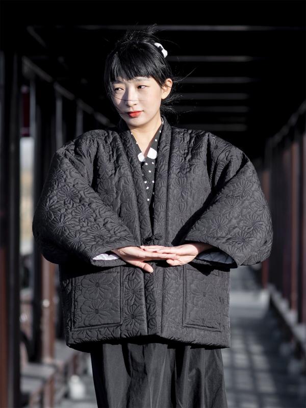 半纏 はんてん レディース 大人 冬 ホームウェア 部屋着 上着 黒 花柄 綿入り 厚手 防寒 保温 暖かい 長袖 ポケット 中国 レトロ