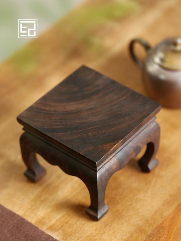 急須 置き 基礎 敷き 木製 レトロ 今めかしい 茶托 茶道 茶の葉 まっ黒 醇乎たる材 ポット 保持者 見せびらかす アンティーク調 真四角 身寄り 執務室