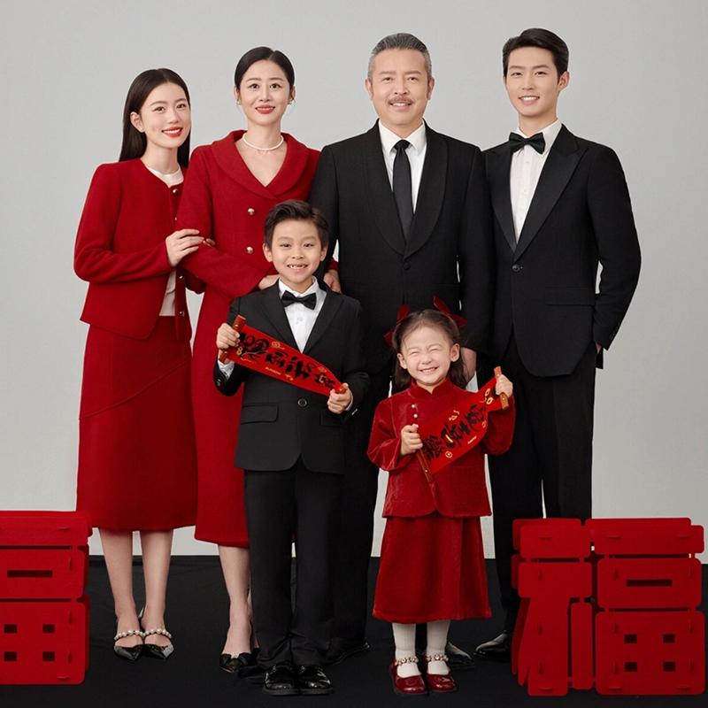 身寄り お一揃い 活動写真 映画化用 御召しもの 服 身寄り 映し絵 制作室 催し物 祝する 生まれ落ちる日 有りの実ルック リンクコーデ 羊毛 フォーマル 背広 蝶タイ 上衣 分かりやすい 赤 黒