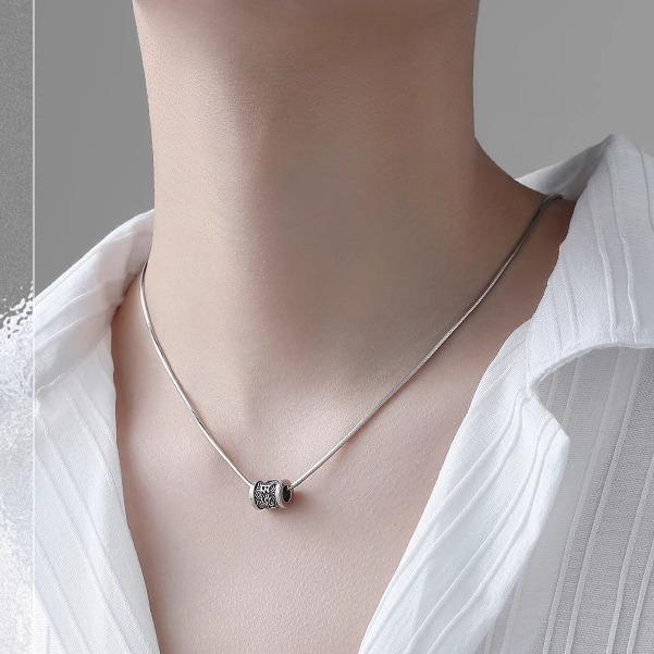 ペンダント チェーン ネックレス メンズ 大人 スターリングシルバー S925 六字真言 マントラ 文字 スネークチェーン 鎖骨 アクセサリー 小物 エスニック アジアン レトロ シンプル おしゃれ ストリート 韓国 普段使い お出かけ プレゼント