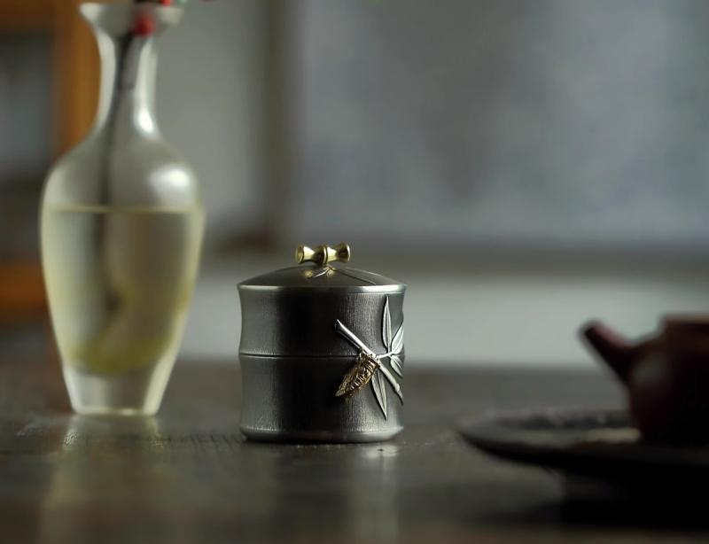 茶葉 保存容器 茶筒 錫 真鍮 缶 ストッカー 密閉 キャニスター 貯蔵 携帯 ティーセット キッチン 珈琲豆 紅茶 乾物 おしゃれ 彫刻 竹模様 セミ｜フロントップ店