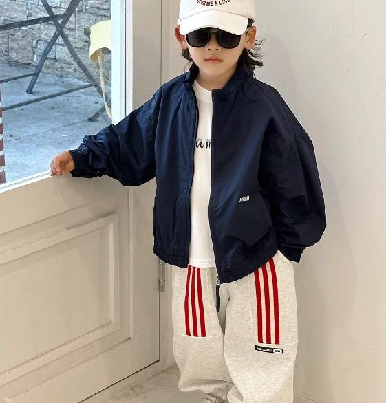 子供服 アウター 韓国 春秋 男の子 スタンドカラー ジャケット ジップアップ 箱付き シンプル カジュアル スポーティ おしゃれ 紺 ベージュ 英字