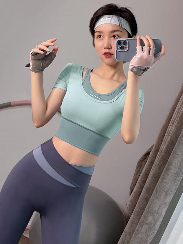 ヨガウェア トップス カップ付き 半袖 Tシャツ ブラトップ おしゃれ レディース 重ね着風 ナイロン 吸汗 速乾 通気性 さらさら ストレッチ クロップド へそ出し スリム ピラティス スポーツ ジム フィットネス セクシー バイカラー ピンク ブルー